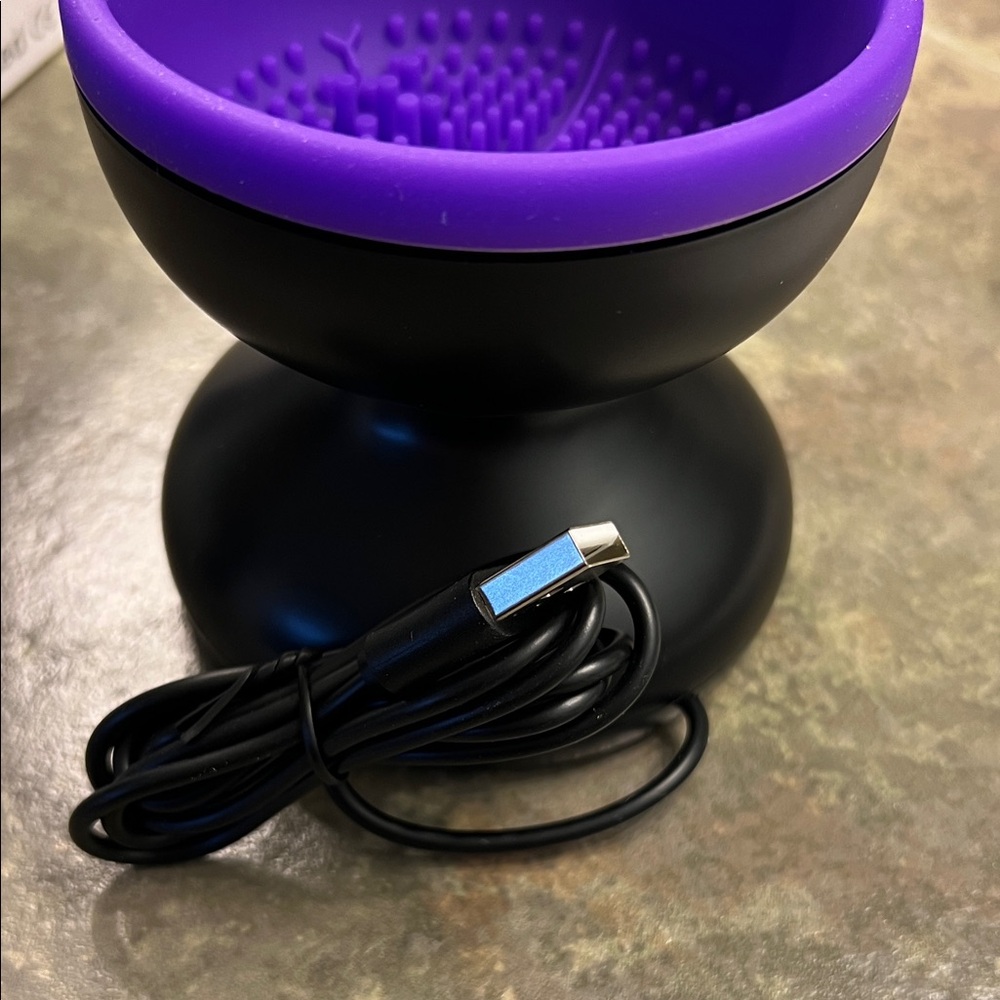 Electronic makeup brush cleaner